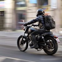 motard avec un sac à dos